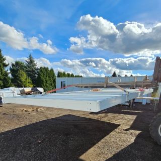 Podívejte se, jak se rodí váš budoucí prostor! 🏗️ Momentka přímo z našeho areálu: Sestava obytných kontejnerů Sotra ve...